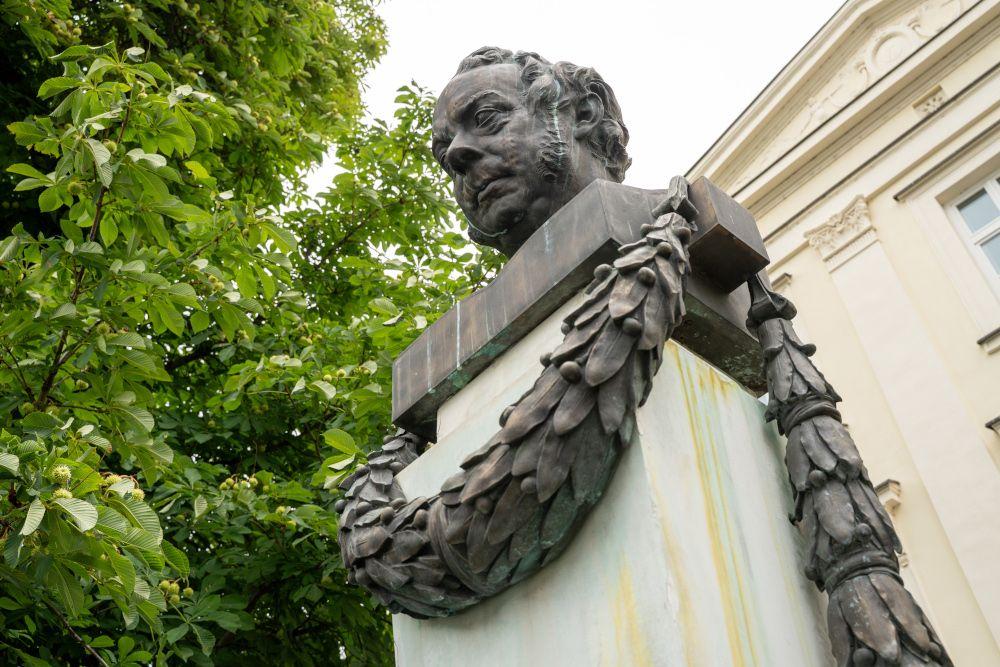 Pomník J. N. Hummela, Hviezdoslavovo nám