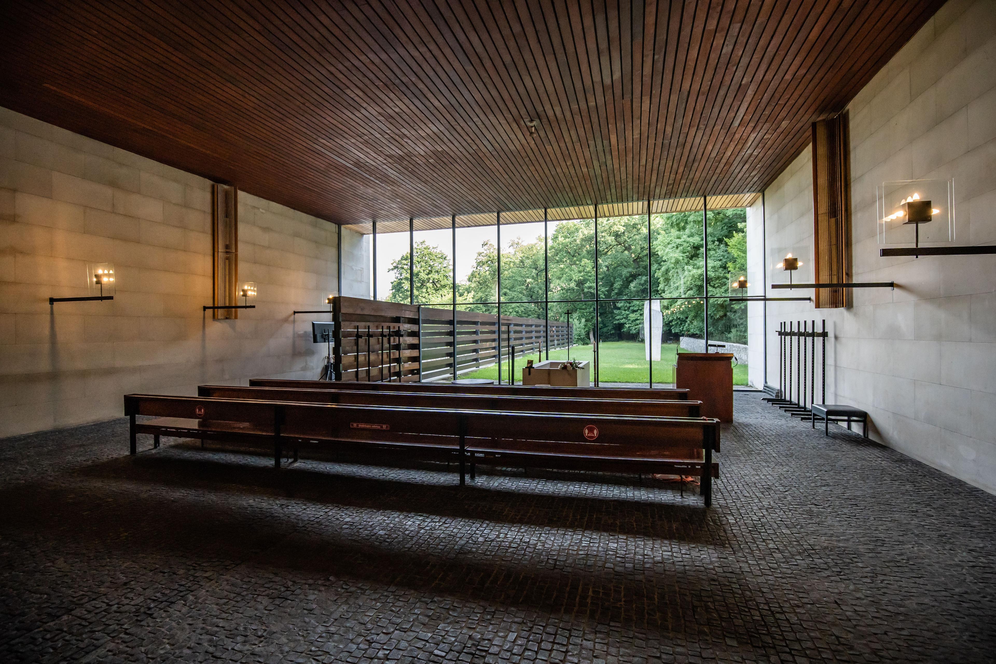 Krematórium Bratislava interiér s výhľadom na zeleň