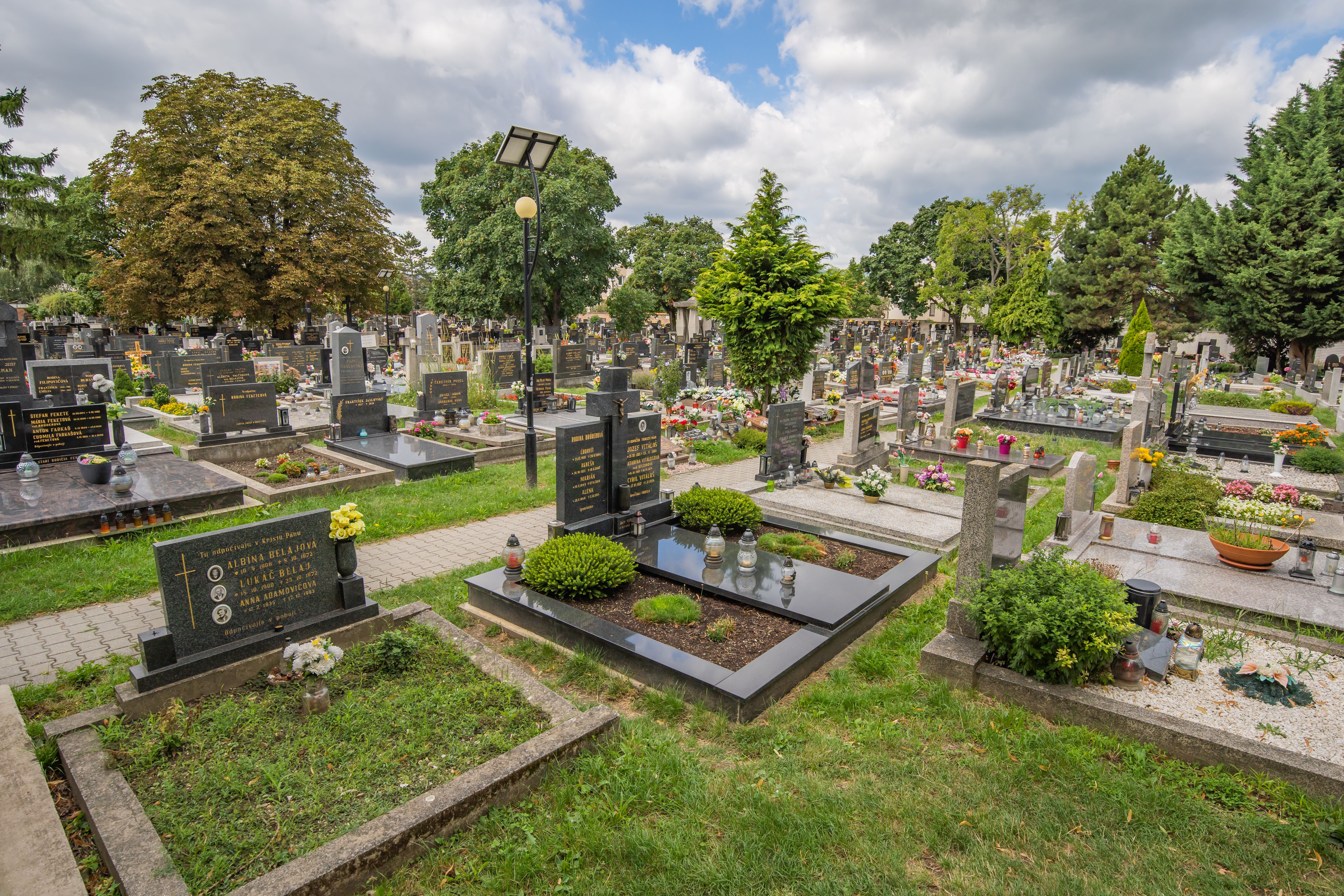 Cintorín Vajnory pohľad na hrobové miesta