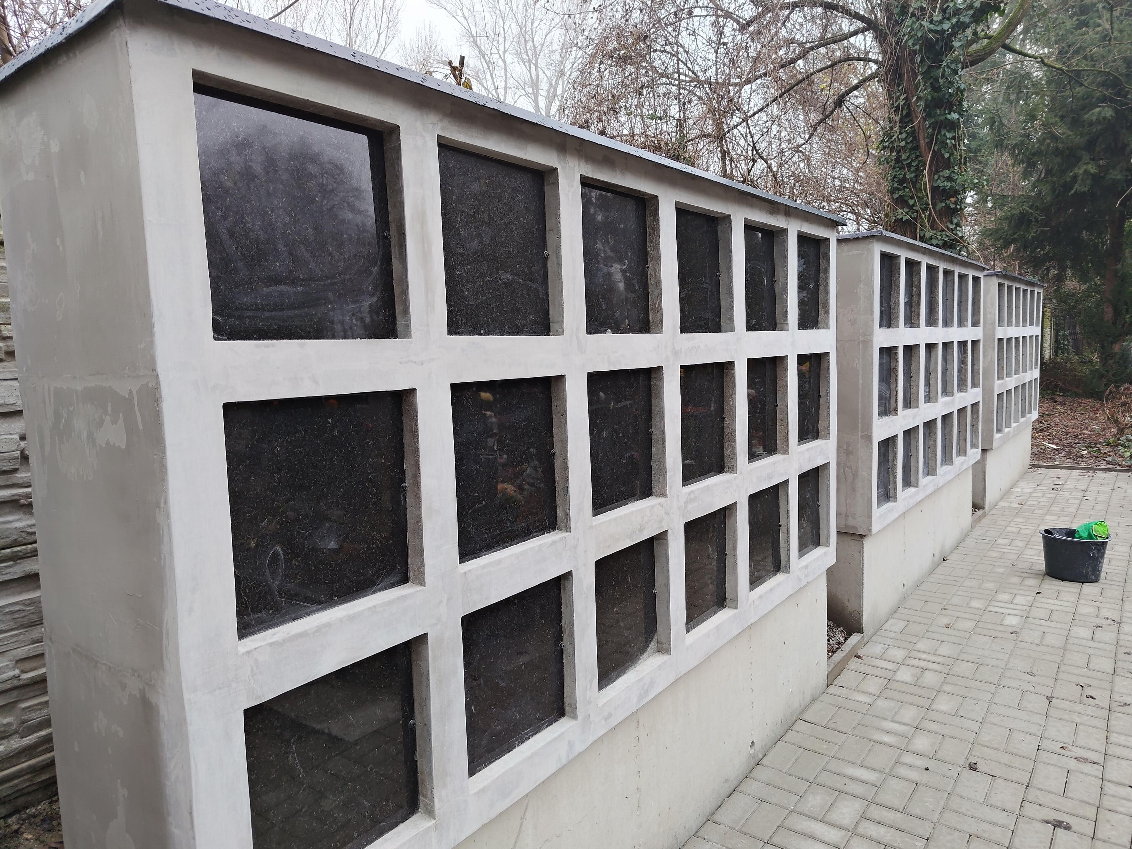 Urnové miesto v urnovej stene sektory vrátane epitafnej dosky