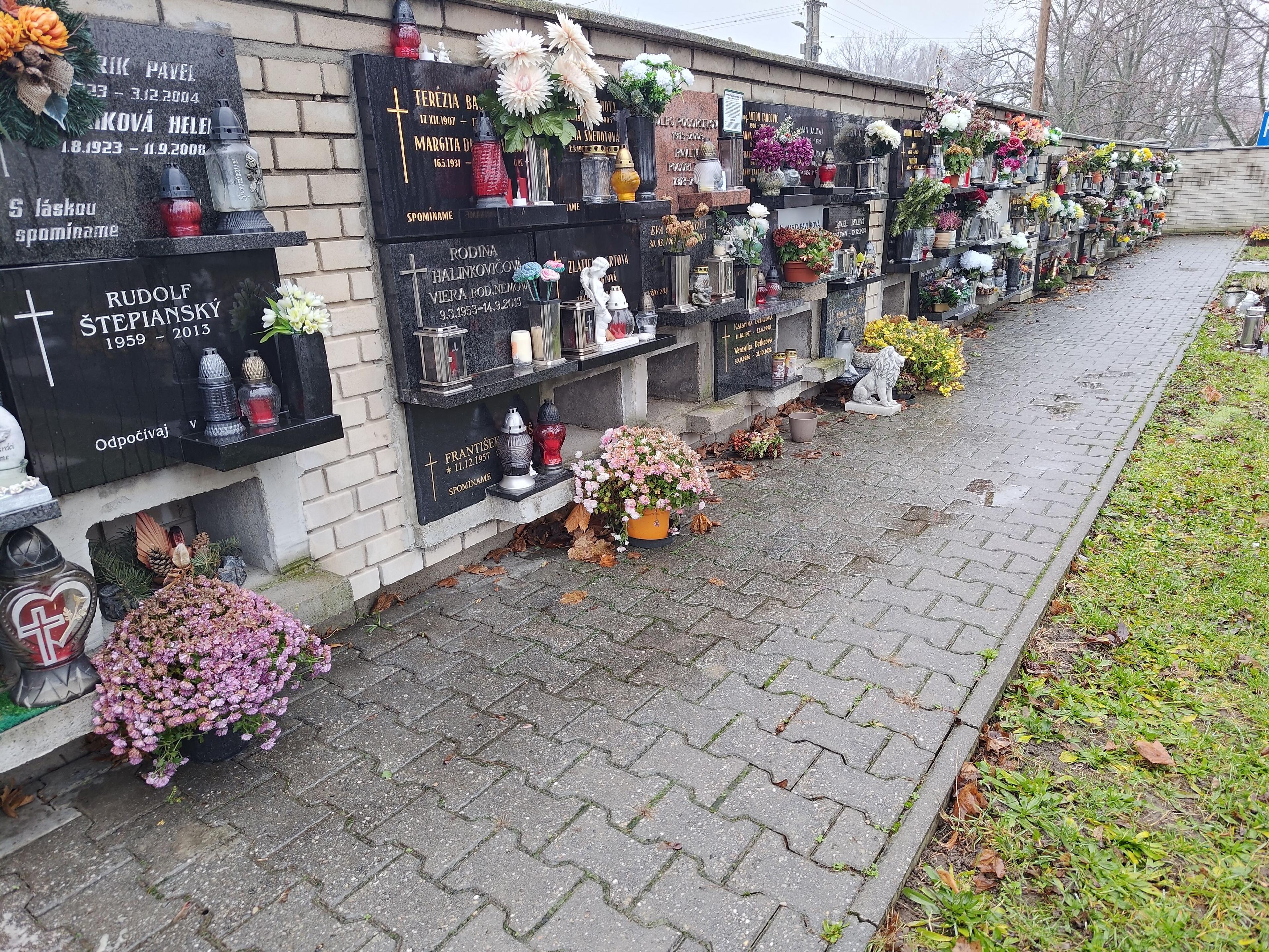 Urnové miesto v urnovej stene v sektore 6/K bez epitafnej dosky