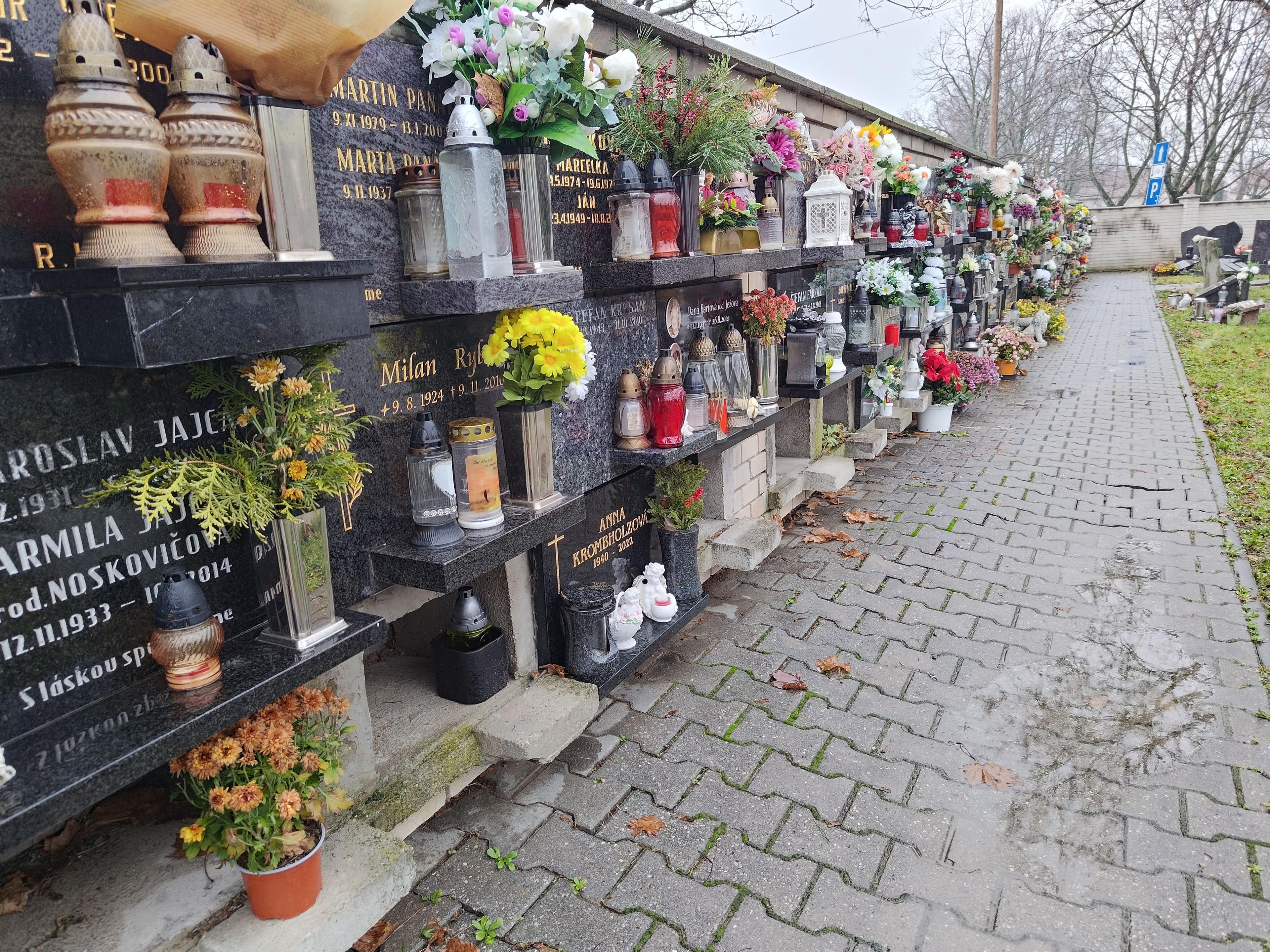 Urnové miesto v urnovej stene v sektore 6/K bez epitafnej dosky