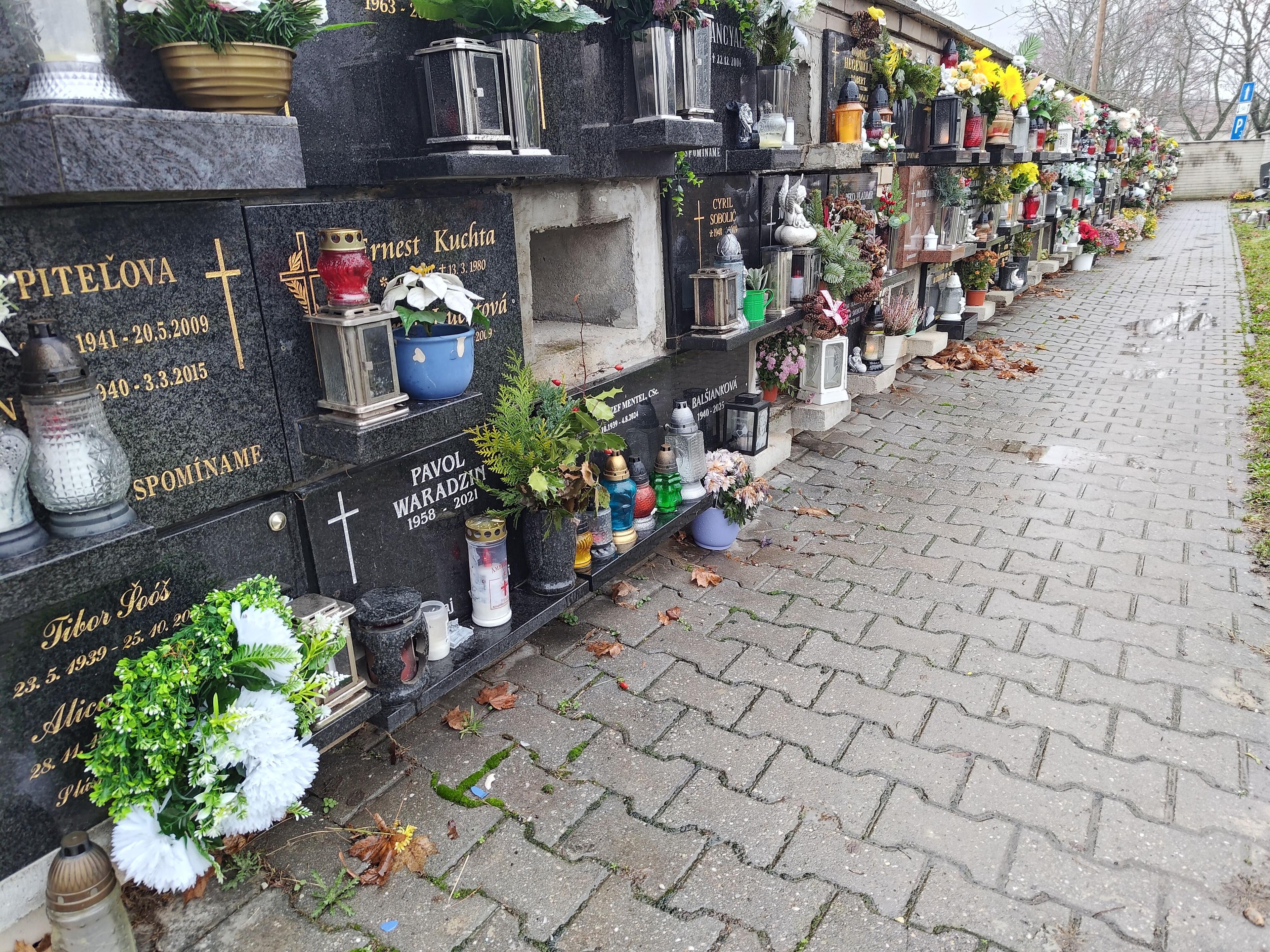 Urnové miesto v urnovej stene v sektore 6/K bez epitafnej dosky