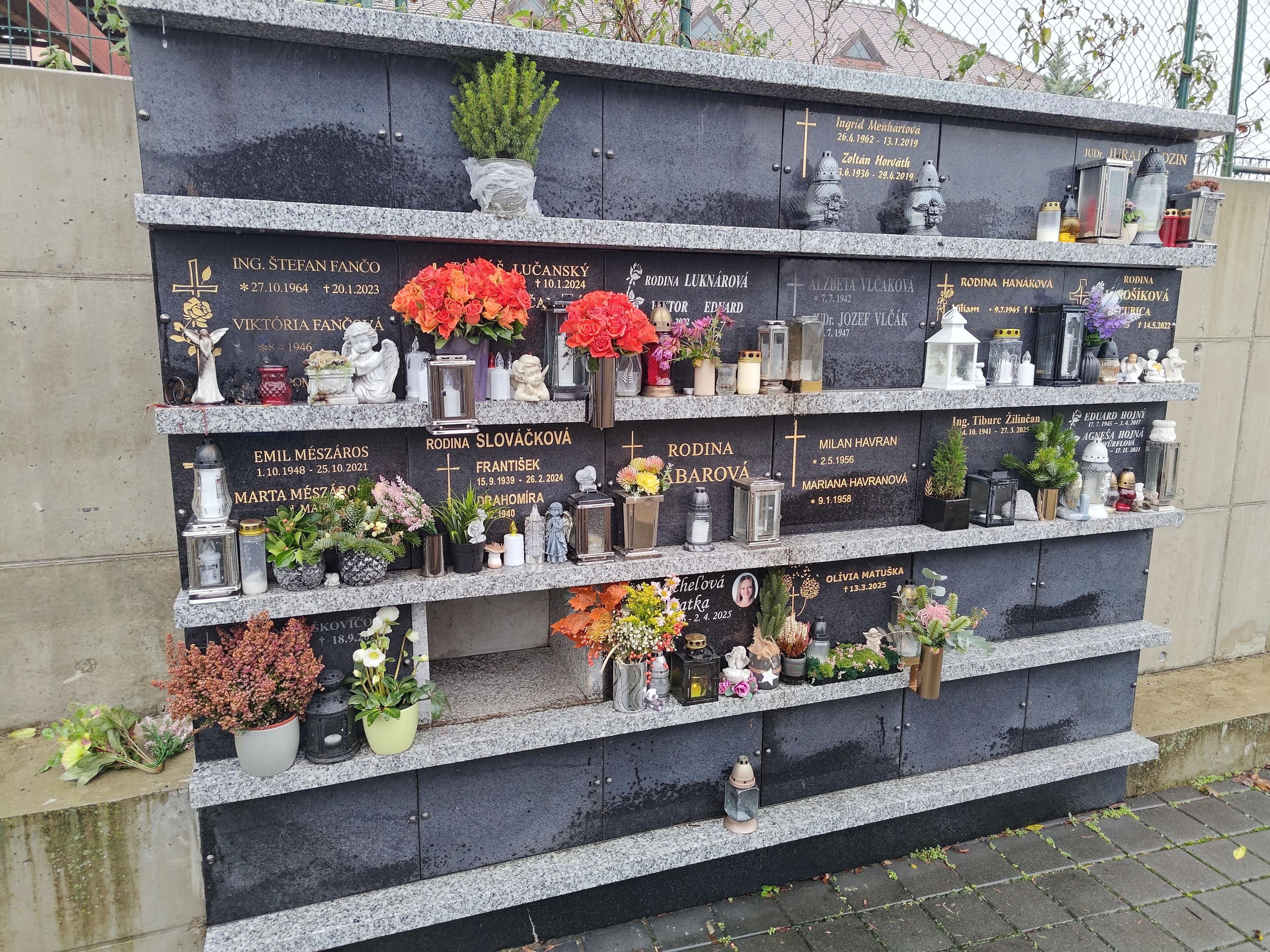 Urnové miesto v urnovej stene vrátane epitafnej dosky