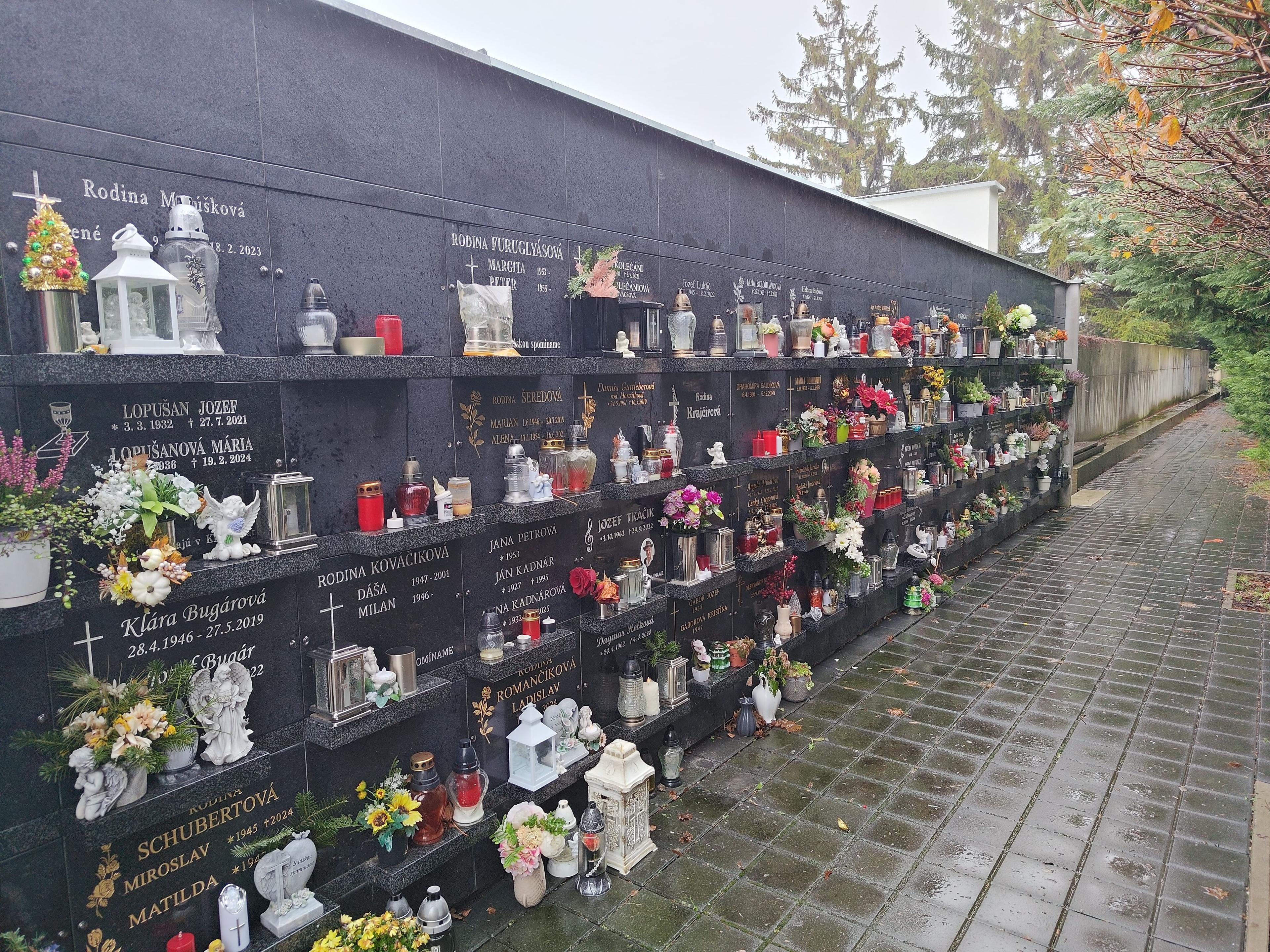 Urnové miesto v urnovej stene vrátane epitafnej dosky