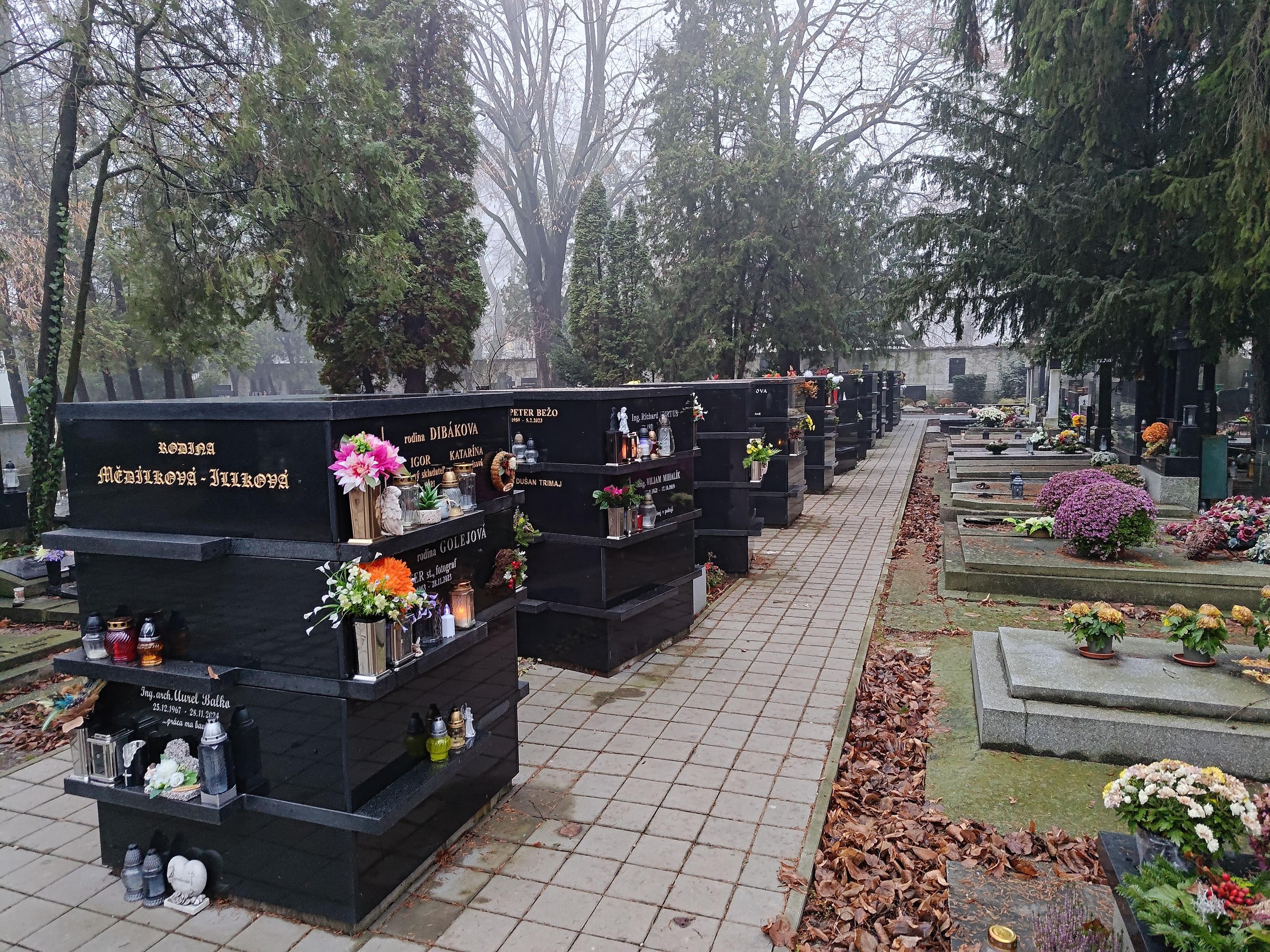 Urnové miesto v urnových stenách vrátane epitafnej dosky, Sektor22_U