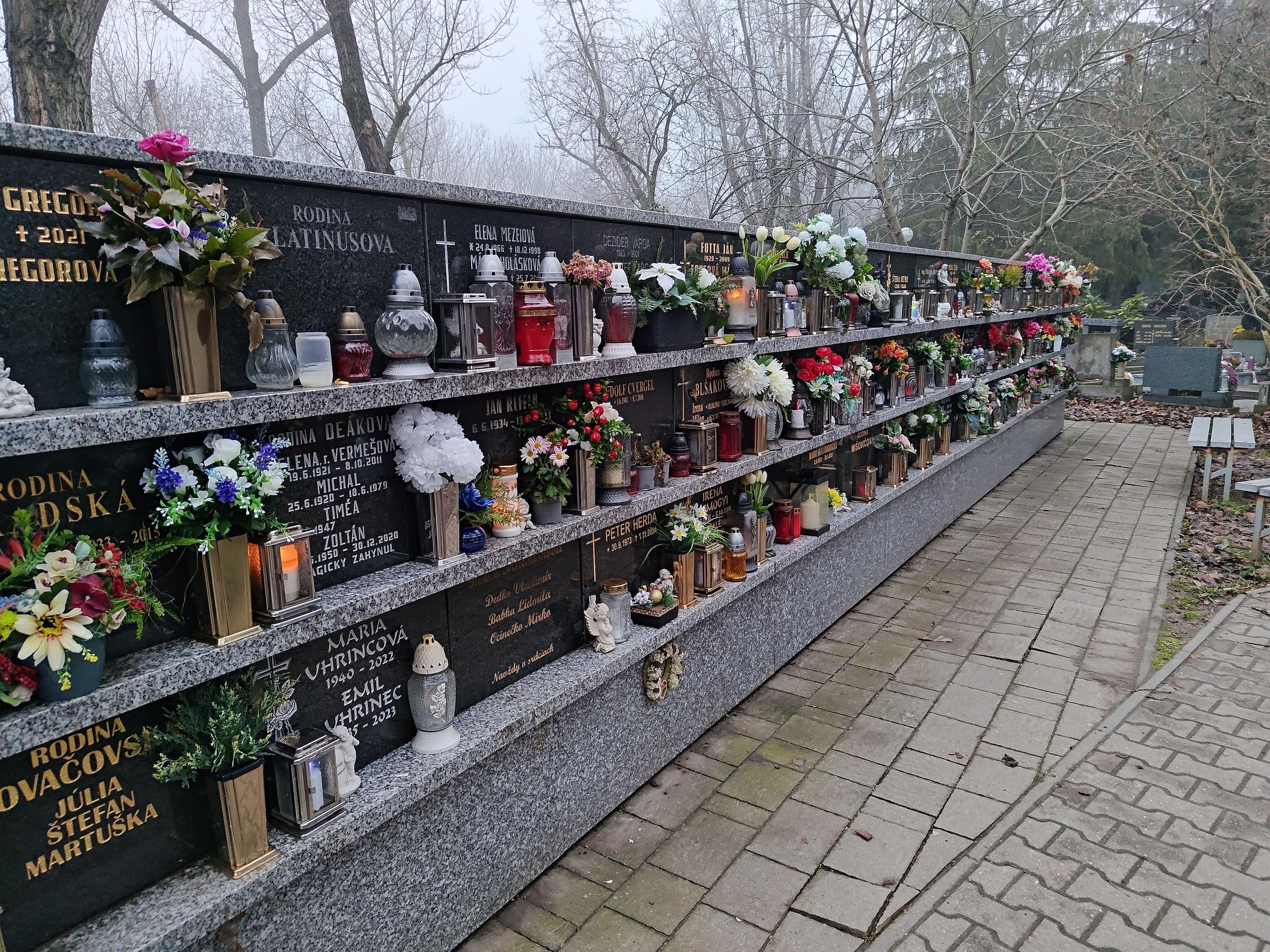 Urnové miesto v urnových stenách vrátane epitafnej dosky, Sektor 2