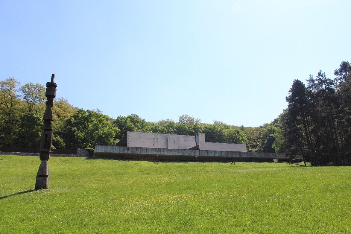 Ikonický drevený stĺp pri krematóriu odvezú. Čaká ho záchranná akcia. Dielo je poškodené počasím i drevokazným hmyzom.